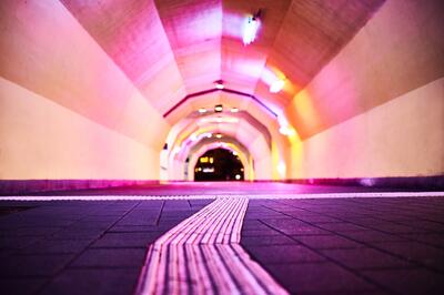 Bild vergrößern: Licht im Tunnel am Bahnhof Hennigsdorf
