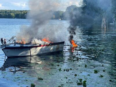 Bild vergrößern: Boot brennt Einsatz 2022 - FFw Hennigsdorf