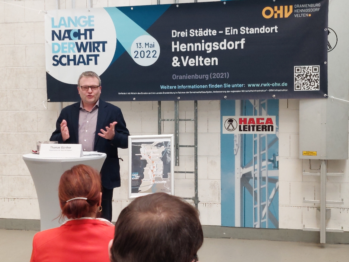 Bild vergrößern: Thomas Günther wirbt auf einer Pressekonferenz für die Lange Nacht der Wirtschaft am 13. Mai 2022 in Hennigsdorf und Velten.
