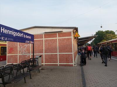 Bild vergrößern: Bahnhof Hennigsdorf Berufsverkehr