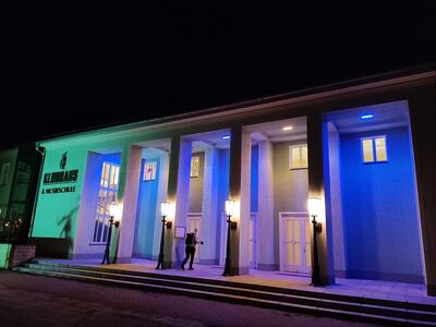 Bild vergrößern: Stadtklubhaus in blau gelb